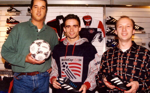 Drie mannen met voetbal accessoires