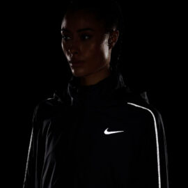 Nike Shield Hardloopjack Zwart Donker Model Dames